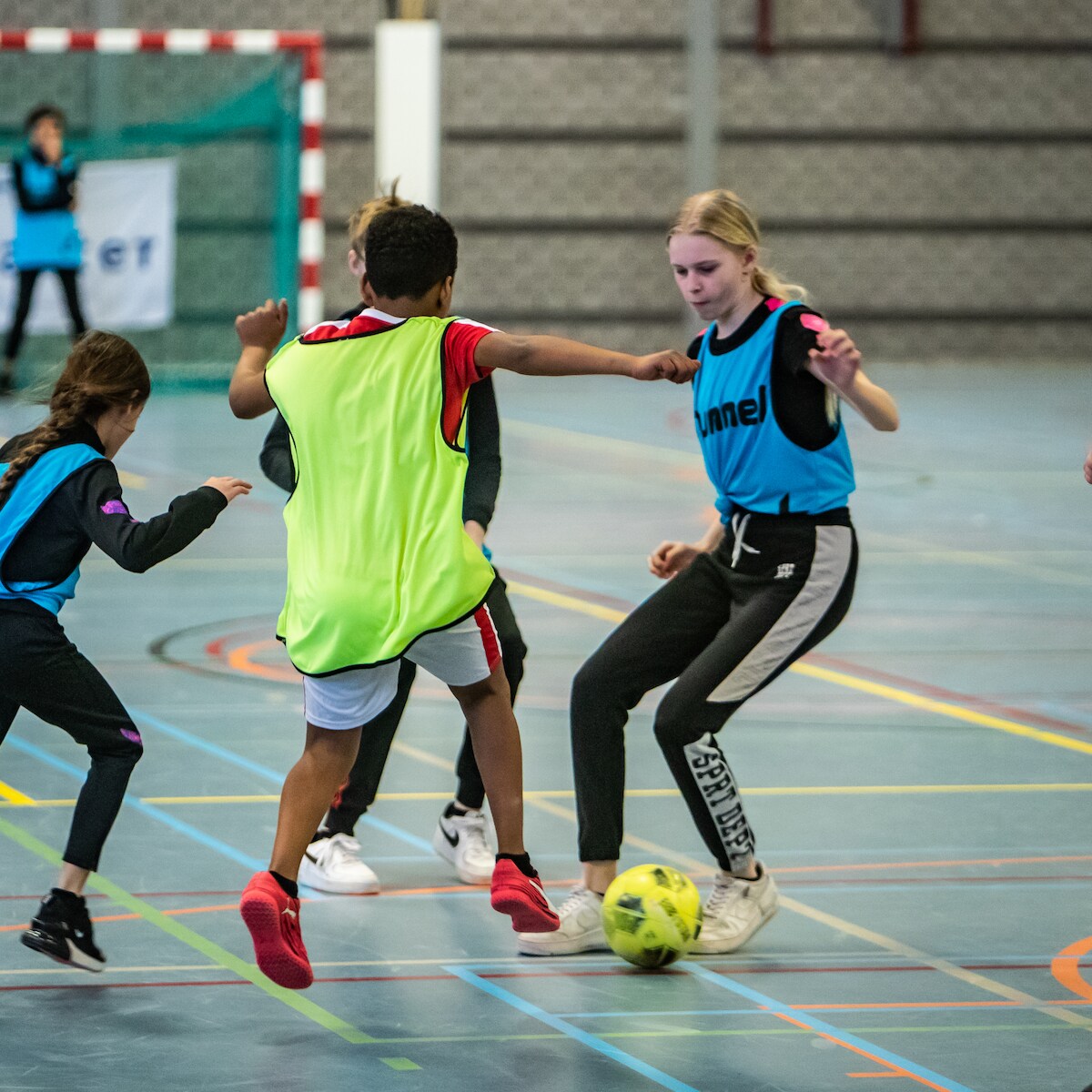 charita-hilgerink-aan-de-bal-van-team-driehoek-strijders-in-actie-tegen-team-spletter