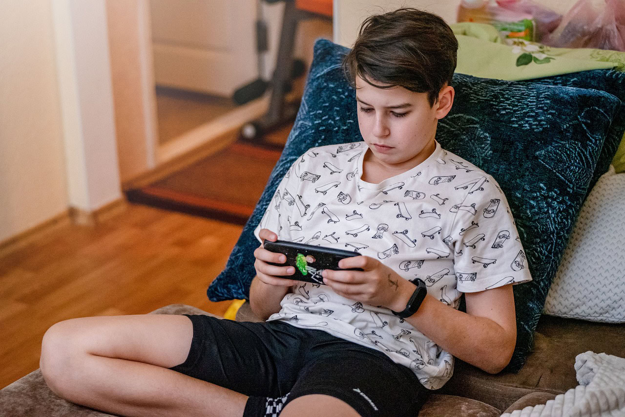 jongen-telefoon-social-media