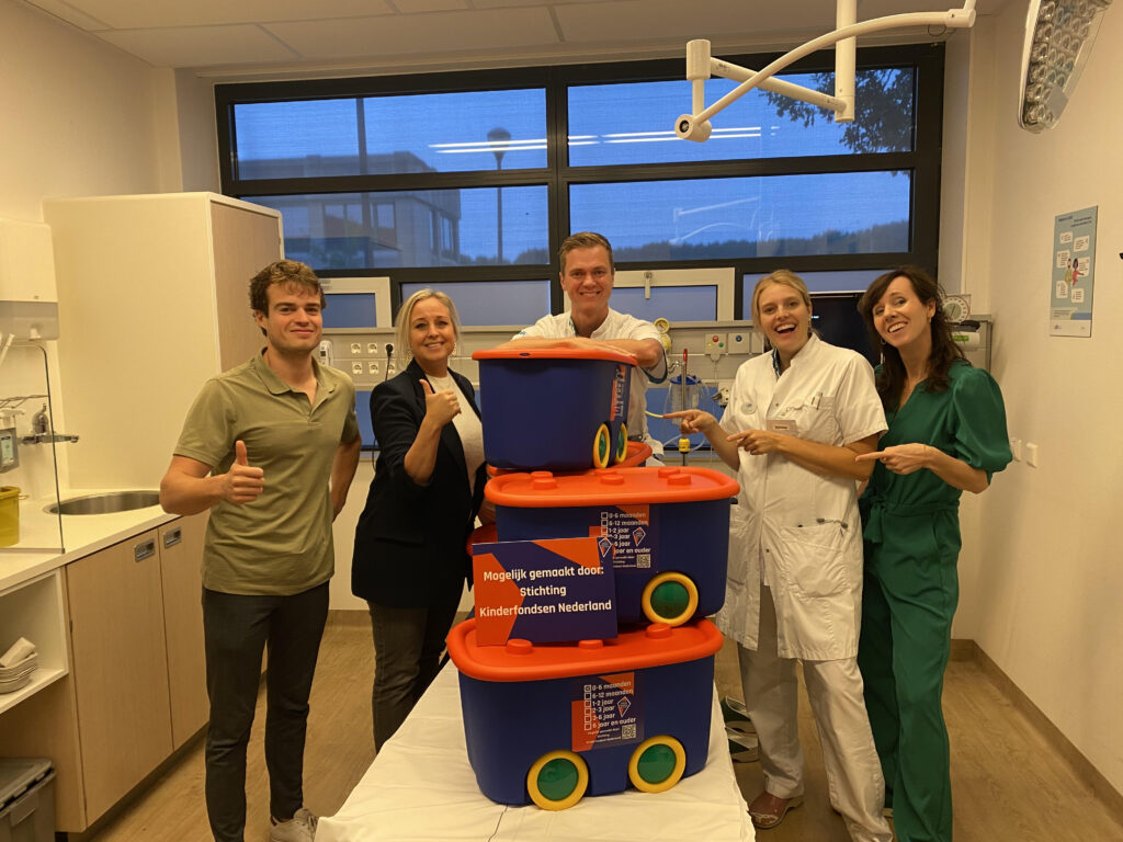Zorgelozen speelboxen uitdelen aan ziekenhuizen.